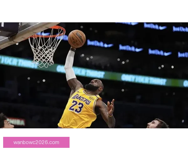 詹姆斯昨日惊人劈扣起跳三点二米入网速度接近五十公里